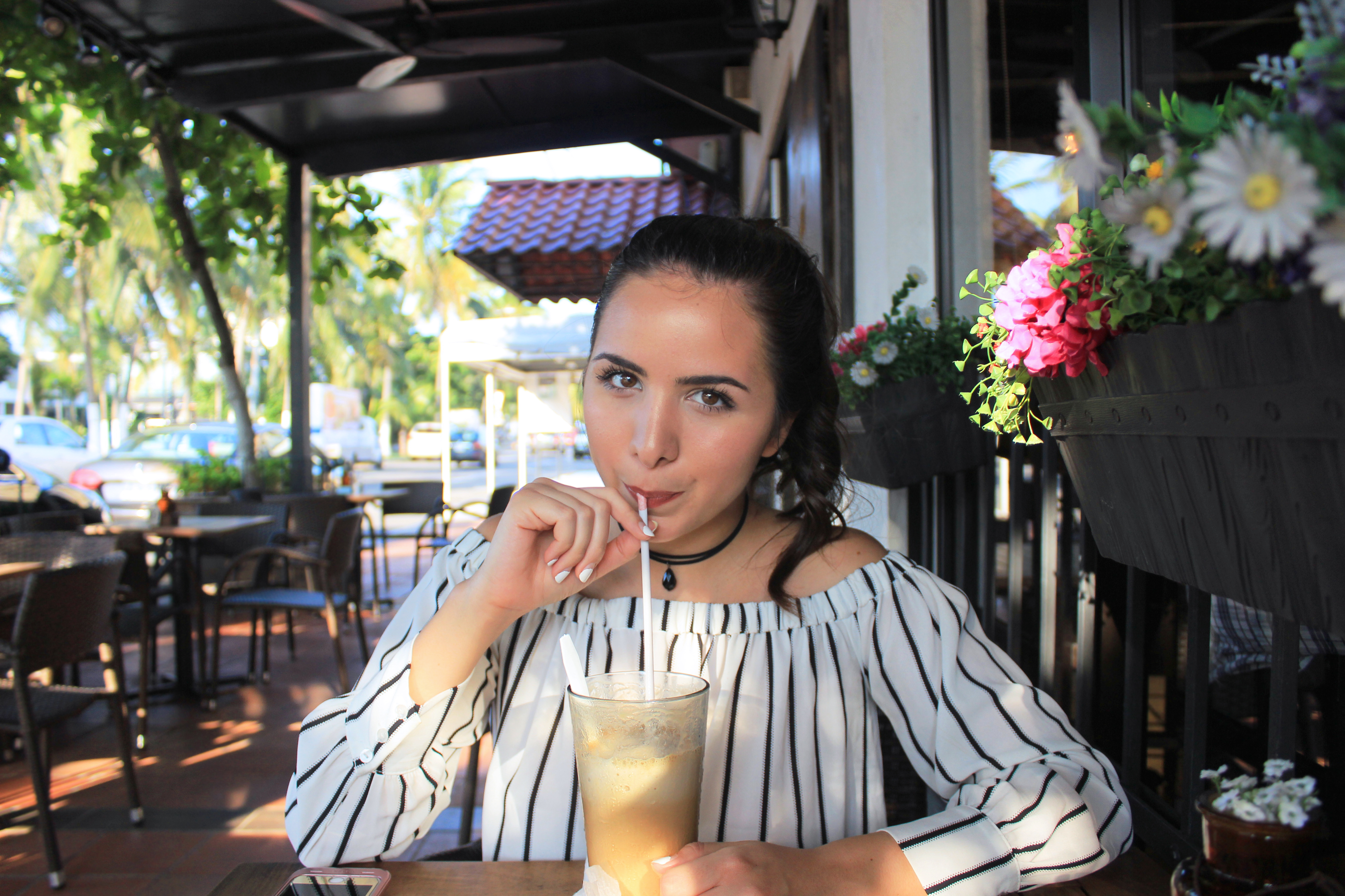 OUTFIT: A Girlboss' busy life. Verte bien mientras trabajas te da poder. La tendencia off-the-shoulder y los chokers son mi más. Checa mi outfit de inicio de semana.