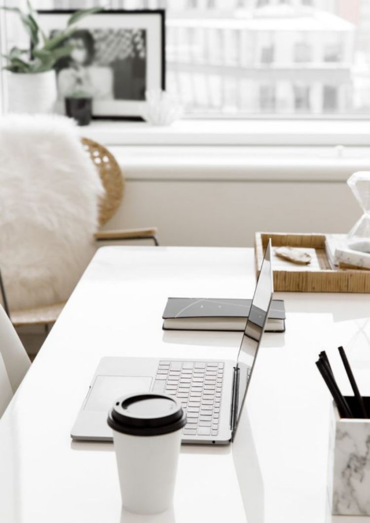 reorganización de vida-laptop-escritorio-work from home